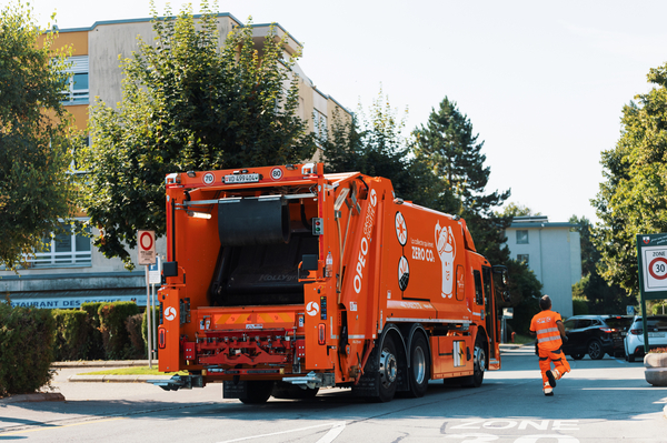 Camion poubelles électrique au Mont-sur-Lausanne